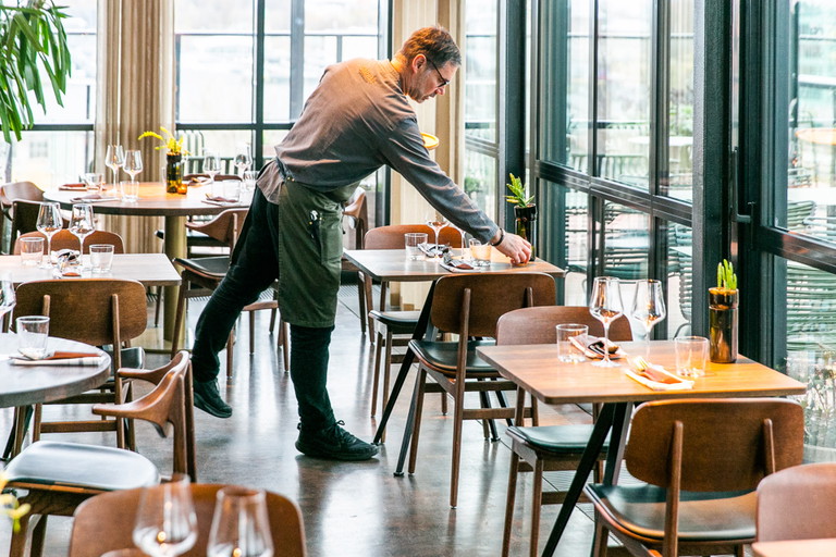 Die Bar von »Fotografiska« in Tallinn wartet neben ihrem »Zero Waste«-Konzept vor allem mit einem gemütlichen Ambiente auf.