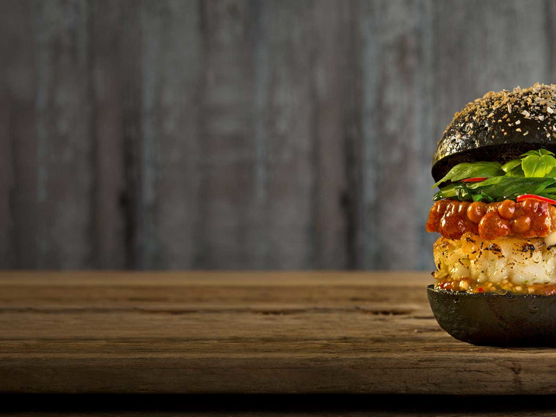 Die schwarze Farbe des Buns kommt von Sepiatinte.