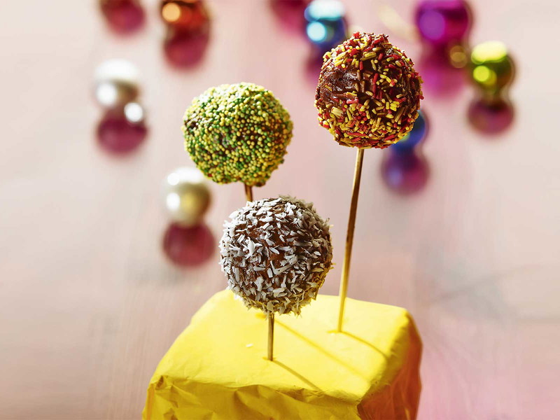 Die Schokolade überzogenen Cake Pops kann man nach belieben in geriebenen Nüssen, Kokosflocken, der Zuckerstreusel wälzen.