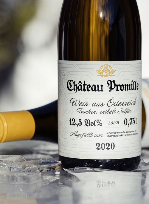 Der junge Designer Jeremias Buchinger füllt den Projektwein Château Promille aus Veltliner-Trauben vom Himmelreich in Weissenkirchen.