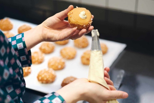 15. Creme füllen: Die vorbereitete Vanillecreme mithilfe eines Spritzbeutels mit 8-mm-Tülle großzügig einfüllen.