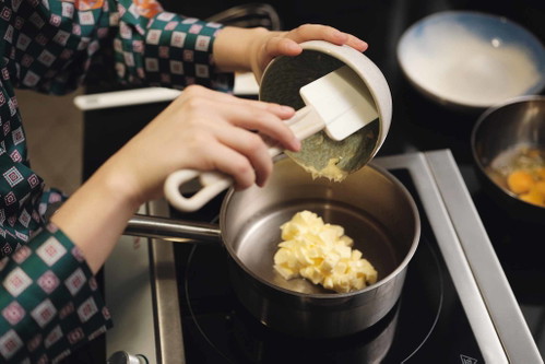 2. Butter &amp; Wasser mit je 5 g Salz und Zucker in einem Topf erhitzen.
