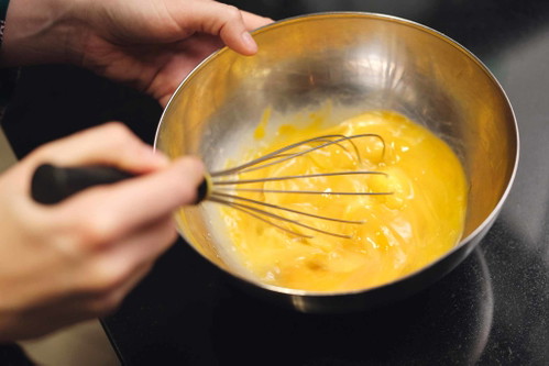 7. Eier verschlagen: Die Eier in einer weiteren Schüssel gründlich verschlagen.