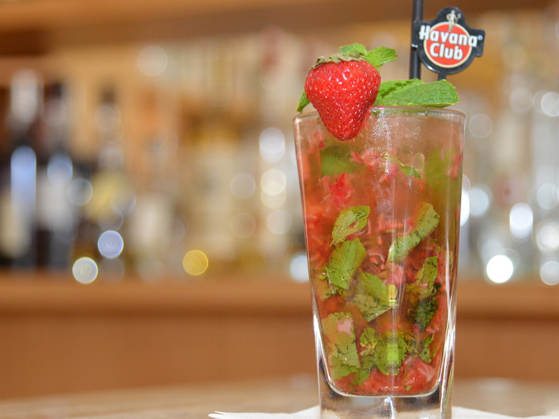 Ein Mojito mit fruchtiger Note.