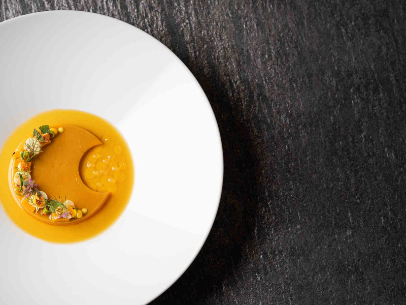 Der Flan wird von weiteren farbähnlichen Komponenten begleitet.