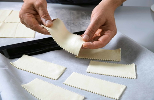 2. Die Rechtecke auf einem Blech auf Backpapier goldbraun backen.