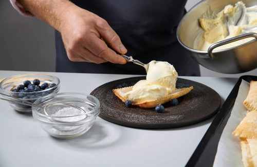 5. Den ausgekühlten Blätterteig portionieren und mit der Vanillemasse zu einem Turm schichten.