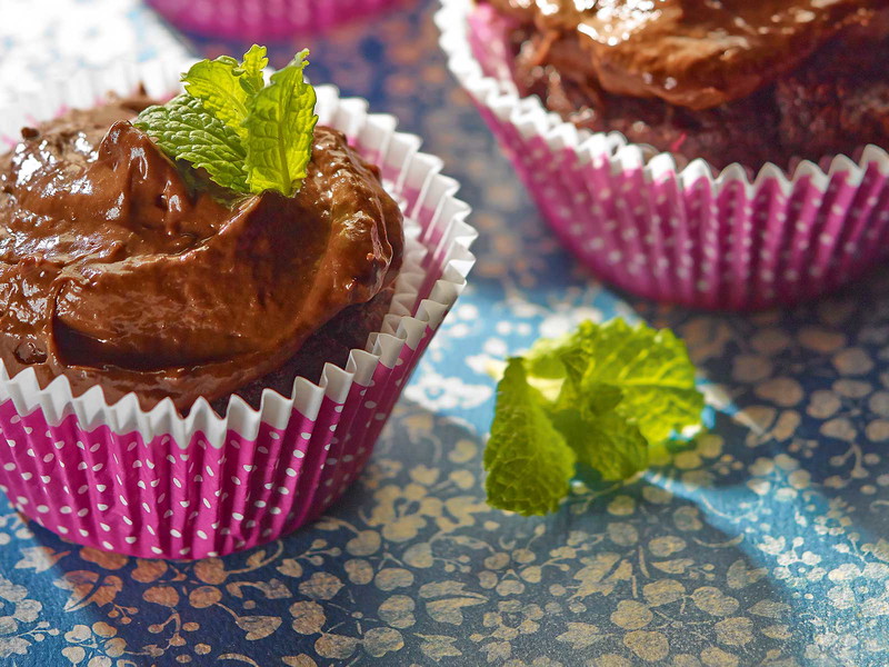 Stelle di cioccolato e foglie di menta per la decorazione. 