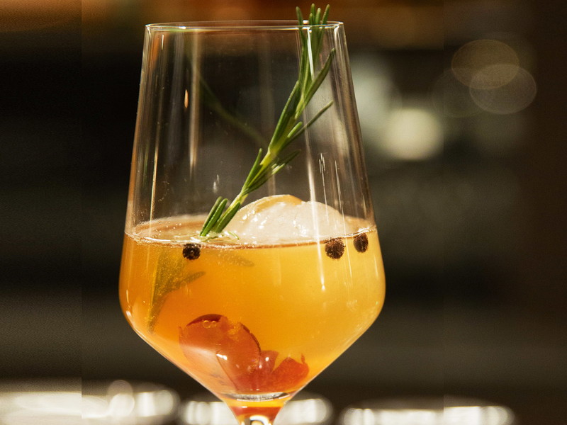 Der »Daily Tot« mit Brandy, Rosmarin und Ginger Ale ist ein frischer Sommerdrink.