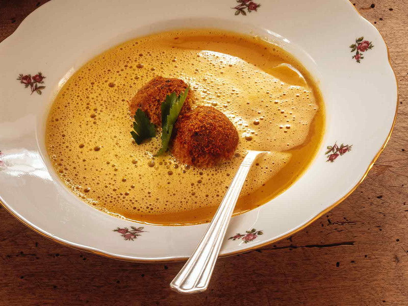 Die Fasancremesuppe ist ein Genuss für alle Fleischliebhaber.