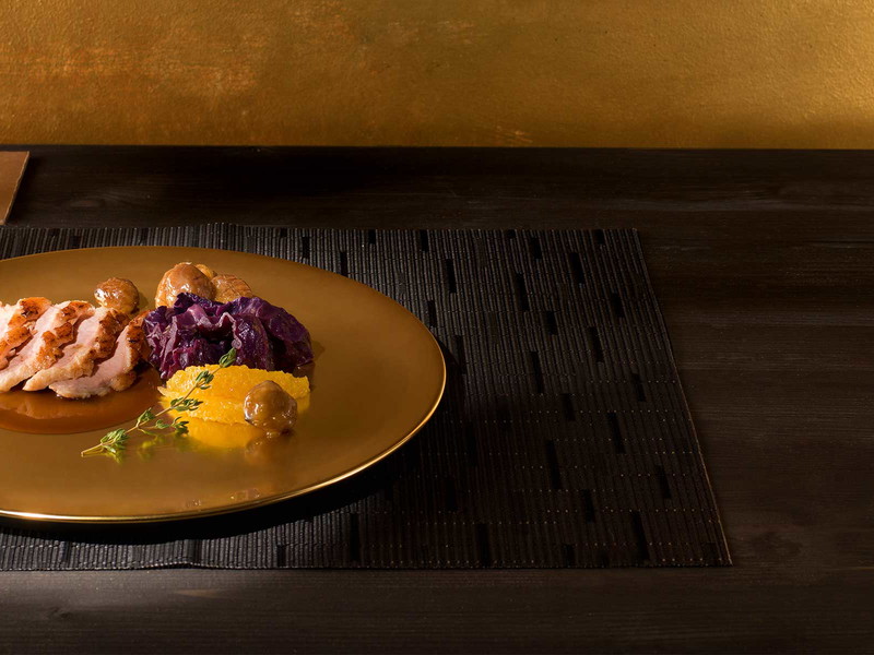 Geschmorte Gans mit karamellisiertem Rotkohl und glasierten Maronen.