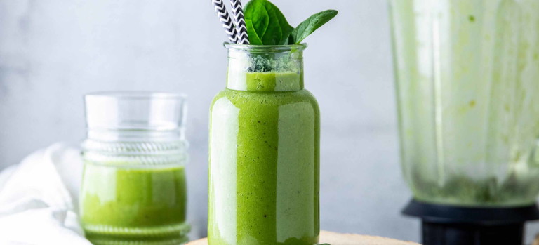 Warum sollte das Frühstück nicht auch flüssig sein? Der grüne Smoothie liefert viele nötige Vitamine und Ballaststoffe.