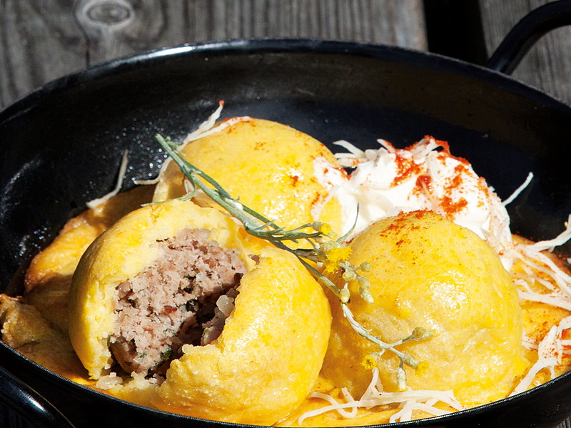 Erdäpfelknödel mit Fleisch.