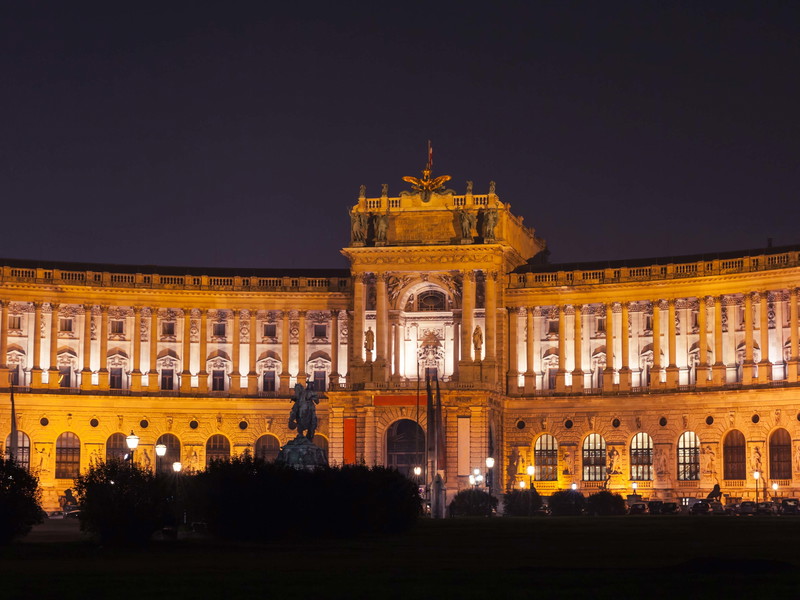 »Jägerball« in der Hofburg und »Spanische Hofreitschule«.