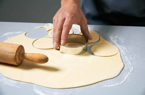 1. Den Nudelteig ausrollen und mit einem Krapfenausstecher gleichmäßige Kreise ausstechen.