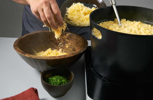 2.&nbsp;In eine Schüssel eine Lage Spätzle geben, dann eine Lage geriebene Käsemischung.