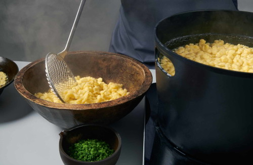 3.&nbsp;Den Vorgang des Schichtens (Spätzle und Käse) fortsetzen.