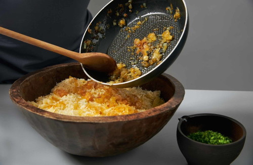 5. Die Käsespätzle mit den gerösteten Zwiebeln bedecken.