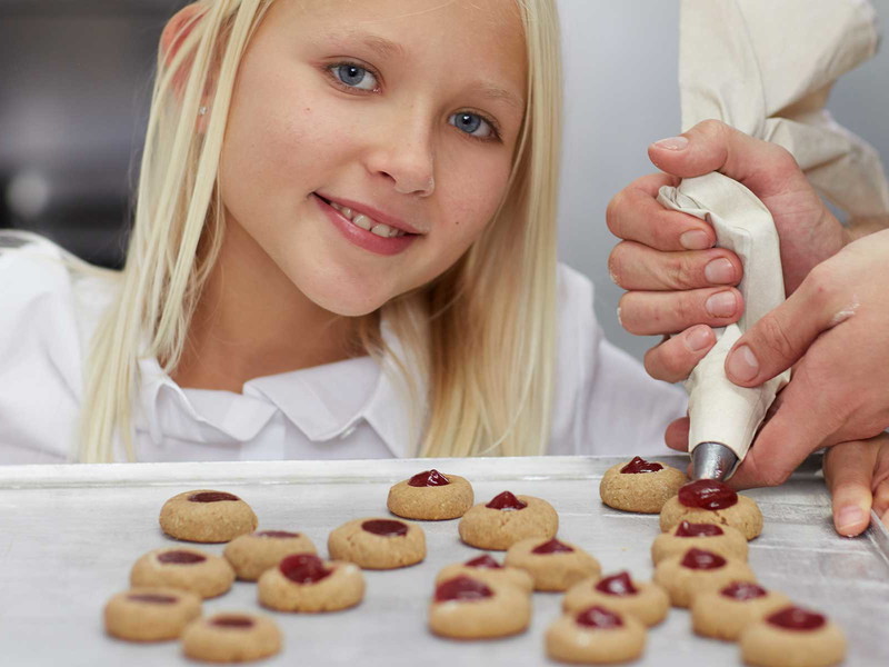 Zum Schluss kommt noch ein Klecks Ribiselmarmelade auf die Krapferl.&nbsp;