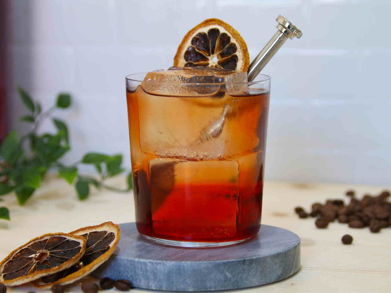 Der Cocktail wird mit Campari zubereitet.