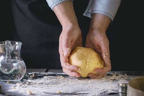 Kneten, bis der Teig geschmeidig ist und nicht klebt. Hartnäckigkeit wird mit herausragender Pasta belohnt. Im Kühlschrank eine Stunde rasten lassen.