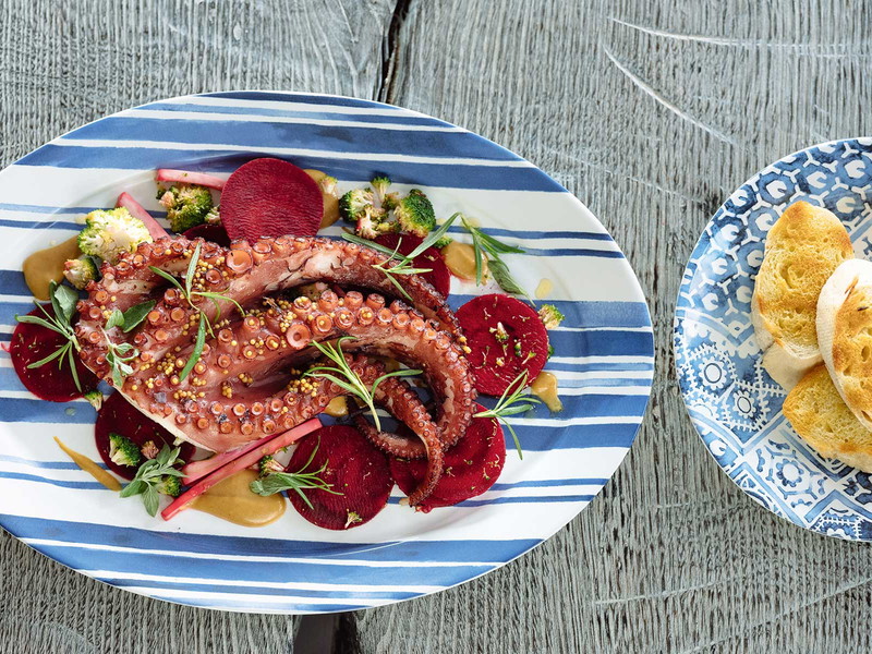 Konstantin Filippou:&nbsp;Der Steirer mit griechischen Wurzeln zählt seit Jahren zur Koch-Elite. Die Küche und der Fine-Dining-Ansatz des medienaffinen Chefs sind mit zwei Michelin-Sternen ausgezeichnet. konstantinfilippou.com