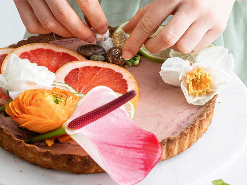 Die vegane Tarte von Sophia Stolzes macht sich besonders gut auf einem bunt gedeckten Festtagstisch.