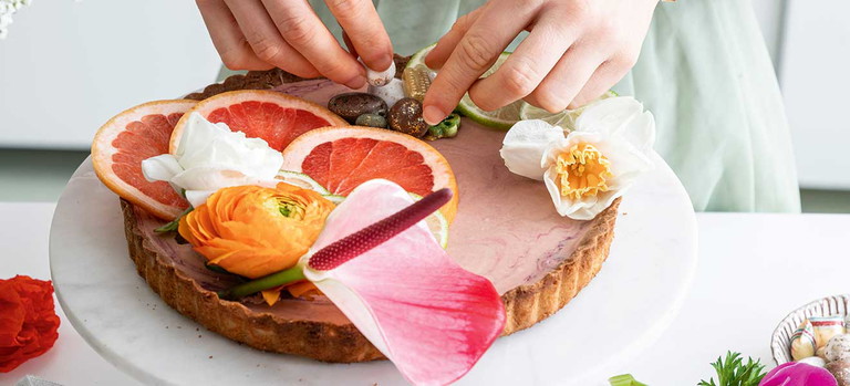 Die vegane Tarte von Sophia Stolzes macht sich besonders gut auf einem bunt gedeckten Festtagstisch.