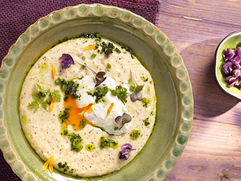 Kräuter geben der Polenta einen frische-Kick für den Sommer.