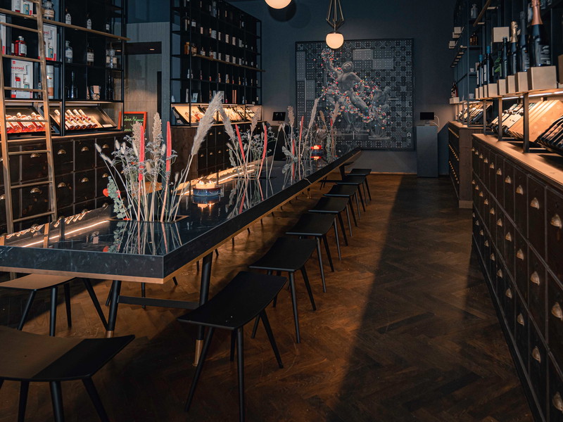 Den Shop- Bereich prägt eine acht Meter lange Tafel – eingerahmt von Regalen und Schubladen.