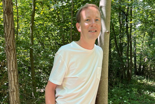 Für den ehemaligen Head Sommelier im Restaurant «Noma» in Kopenhagen, Mads Kleppe, ist der Rebberg der Domaine Mythopia im Schweizer Wallis einer der schönsten der Welt. Biodiversität steht hier im Zentrum, die Monokultur wird durchbrochen.