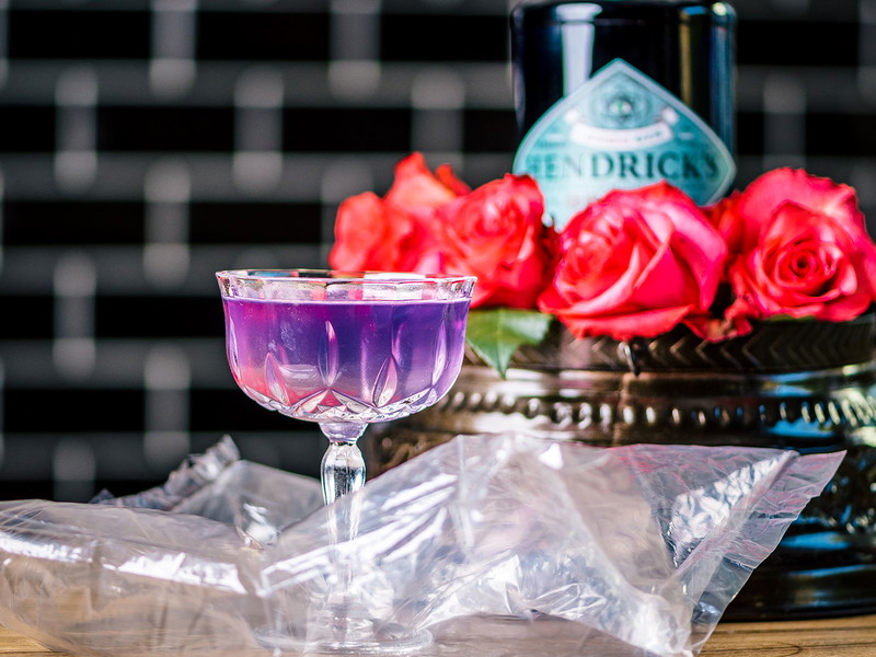 Der Cocktail «Iris» wird mit Hendrick’s Orbium Gin zubereitet, der nur in ausgewählten Bars serviert wird. 
&nbsp;