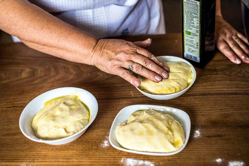2. Rasten. Den Teig danach mit etwas Olivenöl beträufeln, zu kleinen Kugeln formen und gut 30 Minuten rasten lassen.