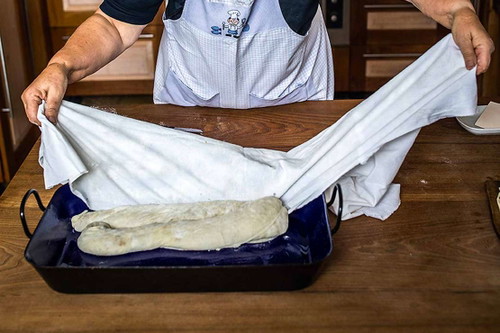 9. Rein in die Pfanne. Den Strudel rasch in eine eingeölte Pfanne heben, den zweiten Teil umschlagen. Danach für eine Stunde bei 180 °C ins Backrohr.