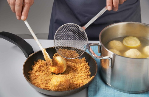 4. Butter schmelzen, Kristallzucker, Brösel und Vanillezucker einrühren und auf kleiner Flamme langsam rösten. Zum Schluss etwas Zitrone und Zimt zugeben und die Knödel darin wälzen.