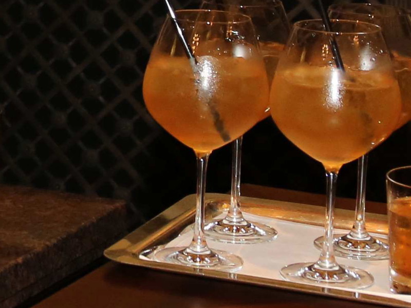 Links auf dem Tablett: Der »Metaxa Delight«.