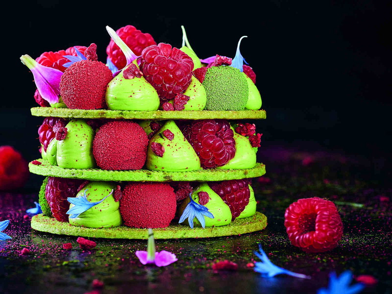 Das Grün des Matcha und das Rot der Himbeeren passt perfekt zusammen.