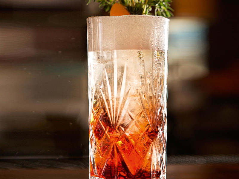 Im Longdrinkglas lädt der Negroni Sbagliato Highball zum Genießen ein.