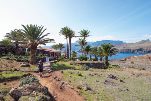 Eine karge und felsige Landschaft voller bizarrer Gesteins-formationen erlebt man bei der Wanderung zur Ponta de São Lourenço.