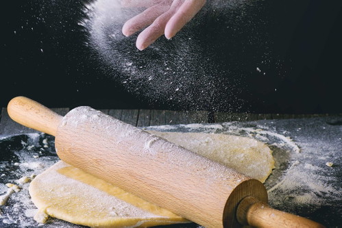 Mit dem Nudelholz auf die gewünschte Dicke ausrollen.