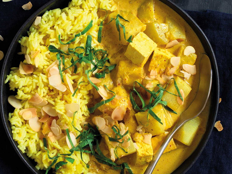 Kohlrabi-Mango-Curry mit Paneer &amp; Kurkuma-Mandel-Reis von ORYZA