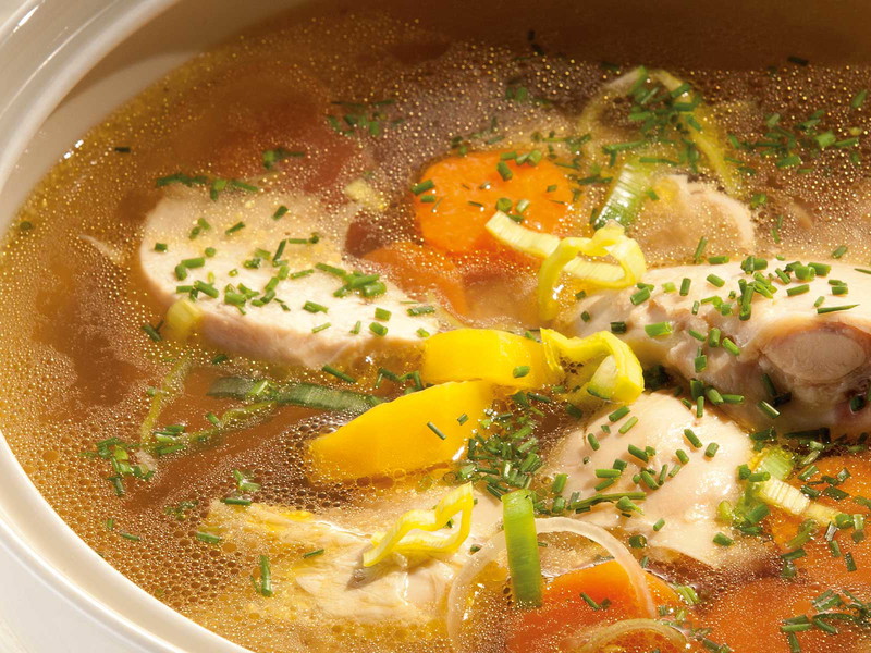 Tradition im Suppentopf: Huhn mit Gemüse und Nudeln.
