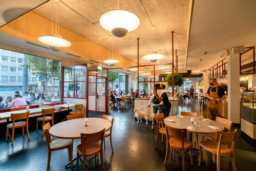 «Osso», Zürich: Im Restaurant «Osso», das im Restaurant- und Beizenguide als «Eröffnung des Jahres» ausgezeichnet wurde, steht Gemüse im Mittelpunkt – Fleisch ist hier nur Beilage. Hinter dem neuen Lokal, das im Sommer 2021 eröffnete, stecken die Zürcher Gastronomen Franziska Kempf, Marcel Erzinger und Ivo Müller. Küchenchefin Sanne Eisenring serviert moderne Gerichte aus besten lokalen und saisonalen Zutaten.
ossozuerich.ch