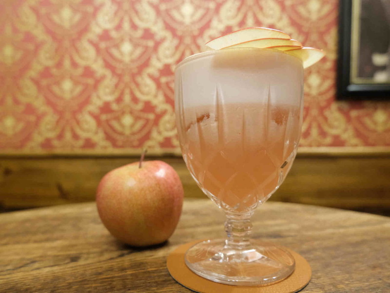 Der Cocktail wird in einem Ballonglas serviert.
