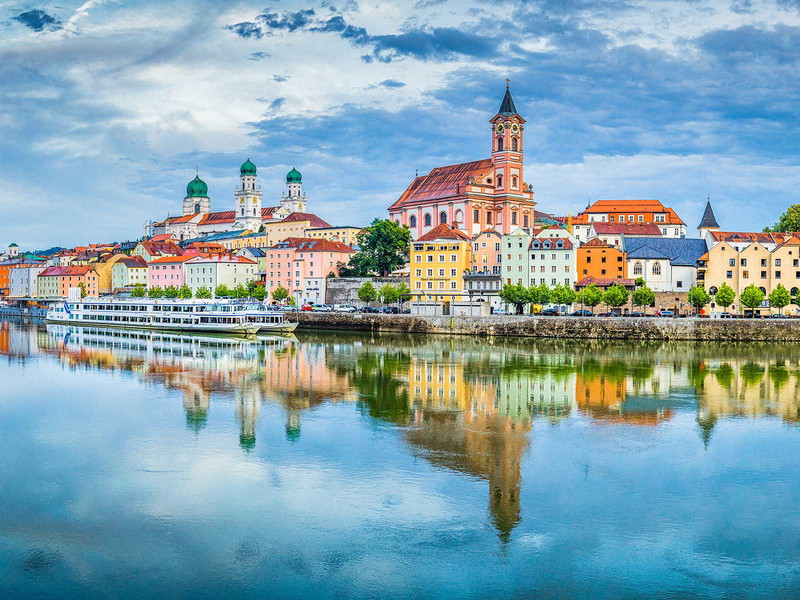 Mit nicko cruises kann man die Perspektive wechseln. Im Bild: Die bunte Häuserfassaden Passaus.