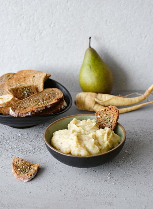 Pastinakencreme mit karamellisierter Birne.