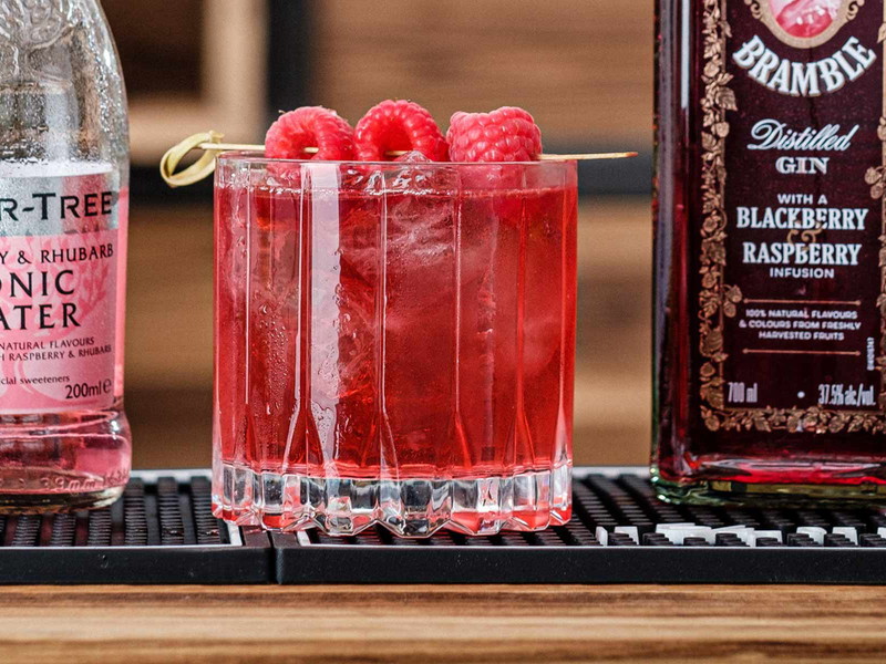 Beeriger Gin-Drink mit Tiefgang