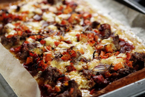 Nach 25 Minuten kommt die Pizza aus dem Ofen.