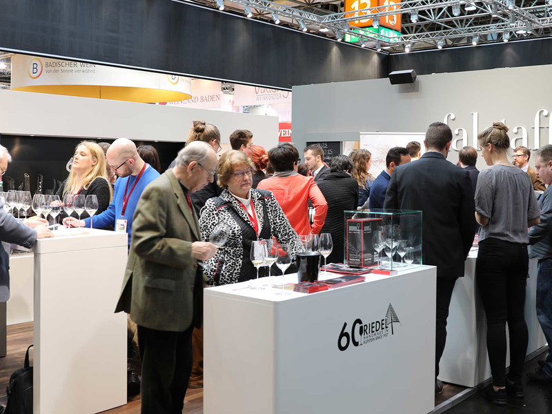 Reges Interesse an den kommentierten Verkostungen herrschte am Falstaff-Stand.