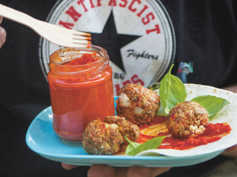 Die Käse-Füllung peppt das Rinderfleisch richtig auf.